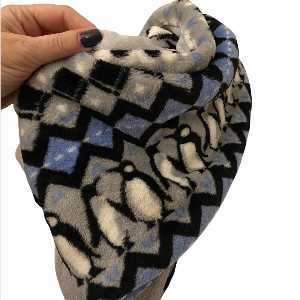 Great Gift 🎁 Vera Bradley Penguin Fleece Scarf 🐧